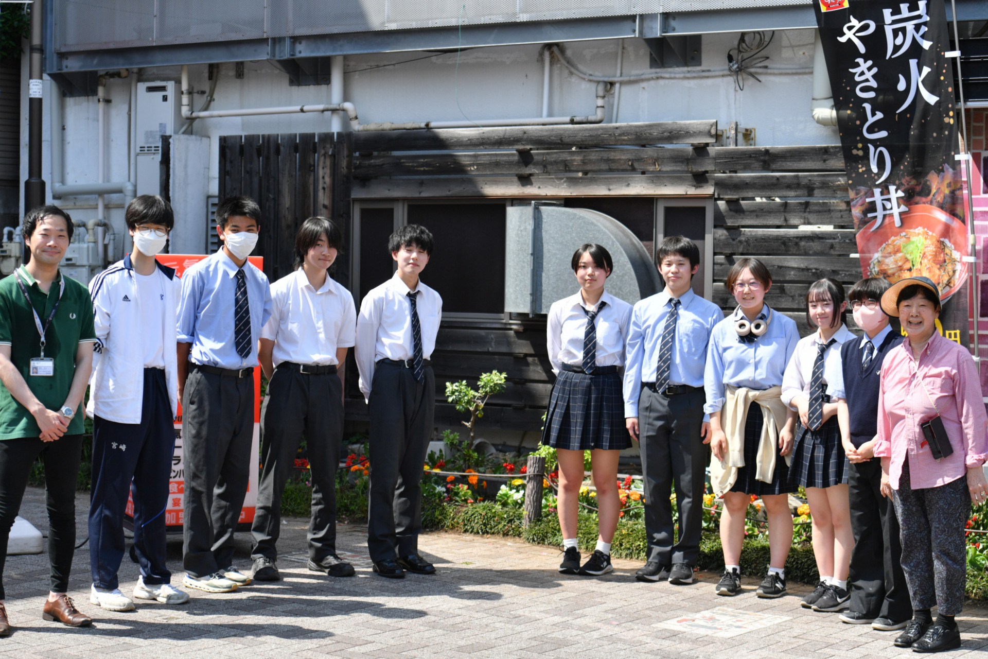 0524 駅前花植え活動_23.JPG